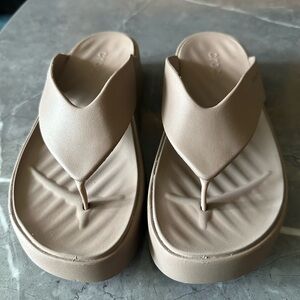 Crocs Getaway Platform Flip (Latte)